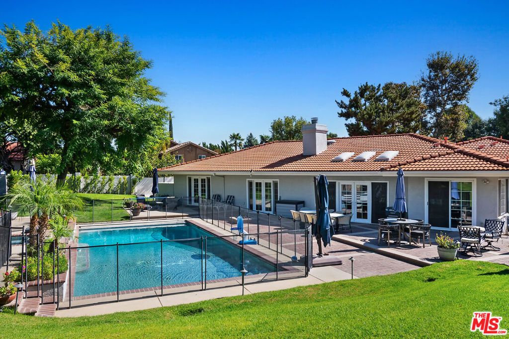 Photo of 20441 Tulsa Street, Chatsworth, CA 91311 (MLS # 25602945)