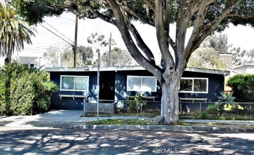 Charming, Santa Monica Bungalow for Lease! Newer flooring, updated kitchen. Primary bedroom has an en suite full bathroom, 2 additional bedrooms share a 3/4 bathroom. Home has a laundry room with washer/dryer hookups. A sliding glass door off the dining room opens to a private backyard patio, perfect for dining or relaxing under a lush avocado tree. Great location near shops and restaurants. Just a short bike ride to the beach! Pets under 30 pounds considered with an additional pet deposit. Tenant required to obtain Renter's Insurance. Welcome home!