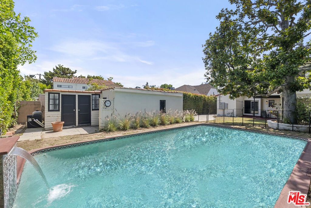 Photo of 160 S Poinsettia Place, Los Angeles, CA 90036 (MLS # 25595883)