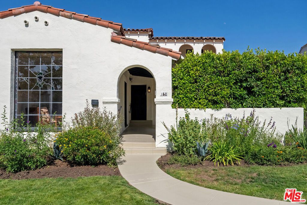 Photo of 160 S Poinsettia Place, Los Angeles, CA 90036 (MLS # 25595883)