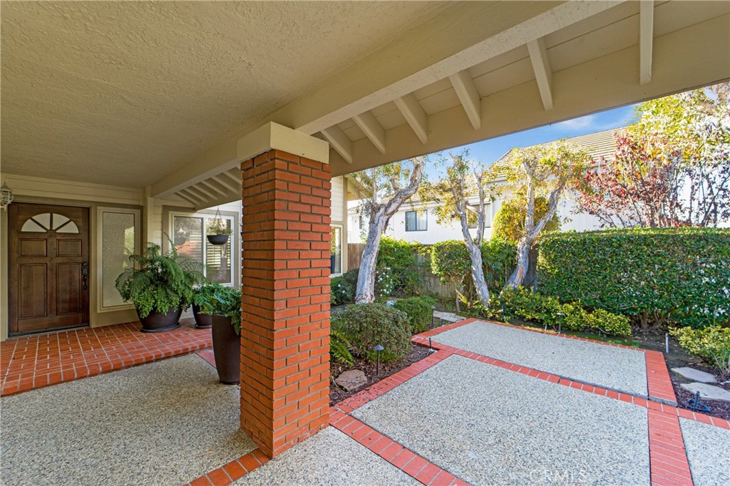 2229 Avenida Platanar