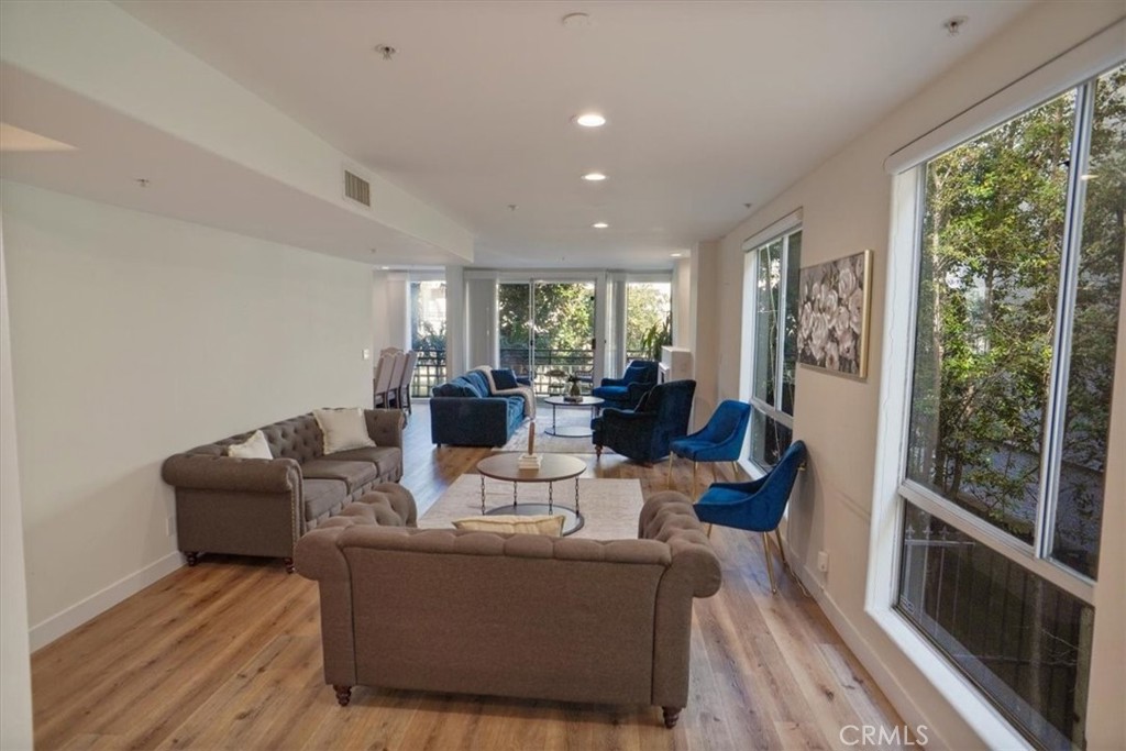 1819 Holmby Avenue 104