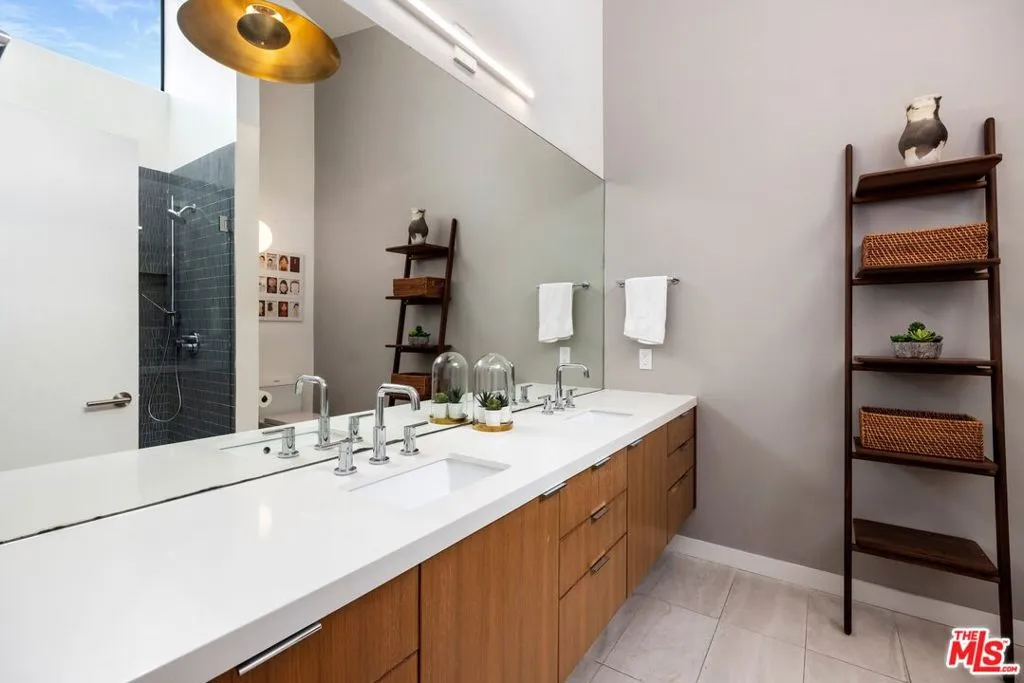 Los Angeles, California 90049, United States, 5 Bedrooms Bedrooms, ,4 BathroomsBathrooms,Residential,Active,80216