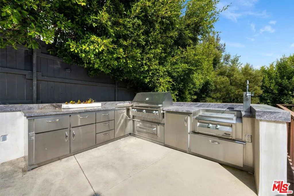 Los Angeles, California 90049, United States, 5 Bedrooms Bedrooms, ,4 BathroomsBathrooms,Residential,Active,80216