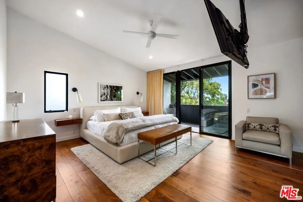 Los Angeles, California 90049, United States, 5 Bedrooms Bedrooms, ,4 BathroomsBathrooms,Residential,Active,80216