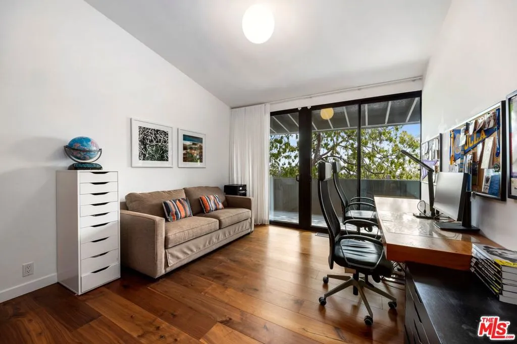 Los Angeles, California 90049, United States, 5 Bedrooms Bedrooms, ,4 BathroomsBathrooms,Residential,Active,80216