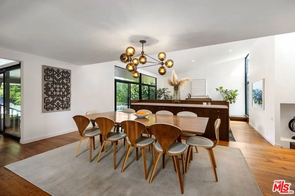 Los Angeles, California 90049, United States, 5 Bedrooms Bedrooms, ,4 BathroomsBathrooms,Residential,Active,80216