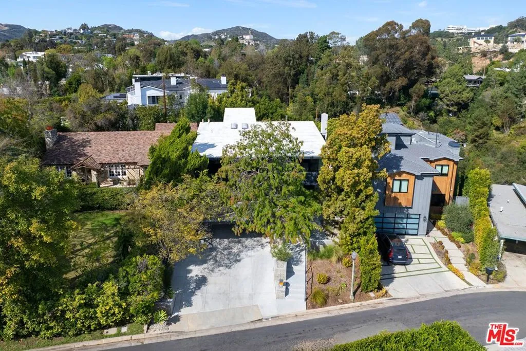 Los Angeles, California 90049, United States, 5 Bedrooms Bedrooms, ,4 BathroomsBathrooms,Residential,Active,80216