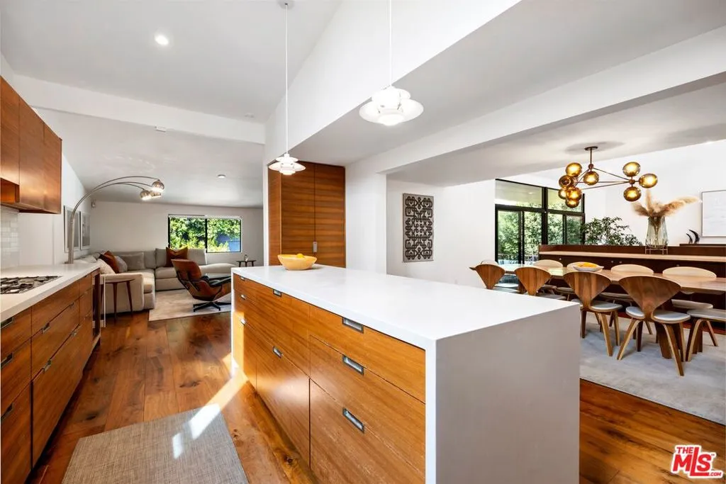 Los Angeles, California 90049, United States, 5 Bedrooms Bedrooms, ,4 BathroomsBathrooms,Residential,Active,80216