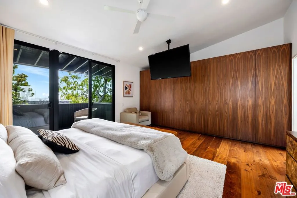 Los Angeles, California 90049, United States, 5 Bedrooms Bedrooms, ,4 BathroomsBathrooms,Residential,Active,80216