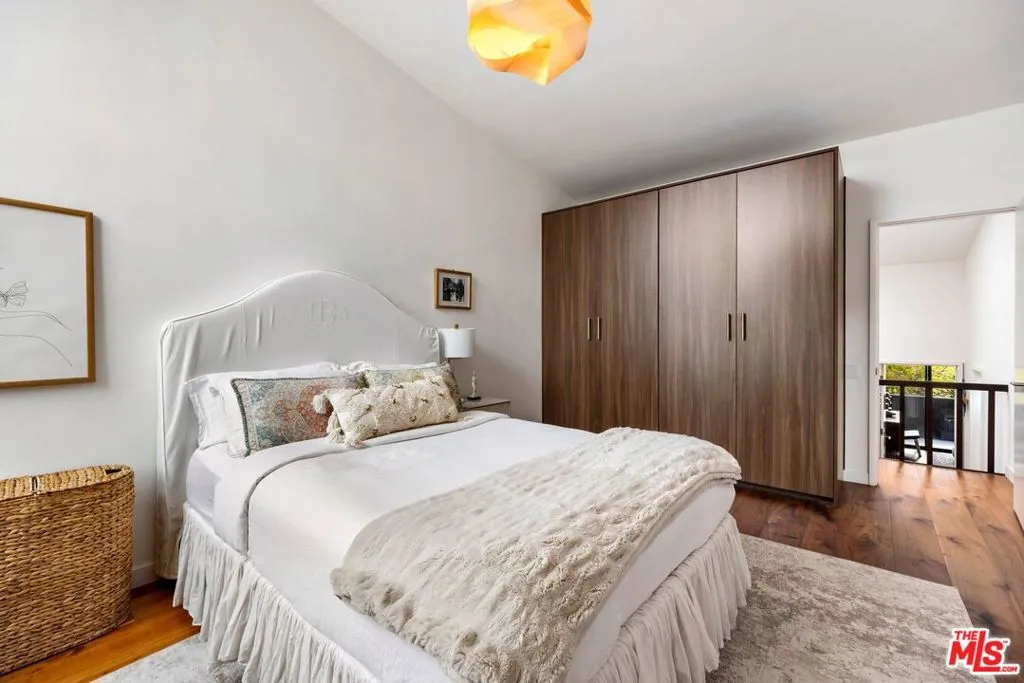 Los Angeles, California 90049, United States, 5 Bedrooms Bedrooms, ,4 BathroomsBathrooms,Residential,Active,80216