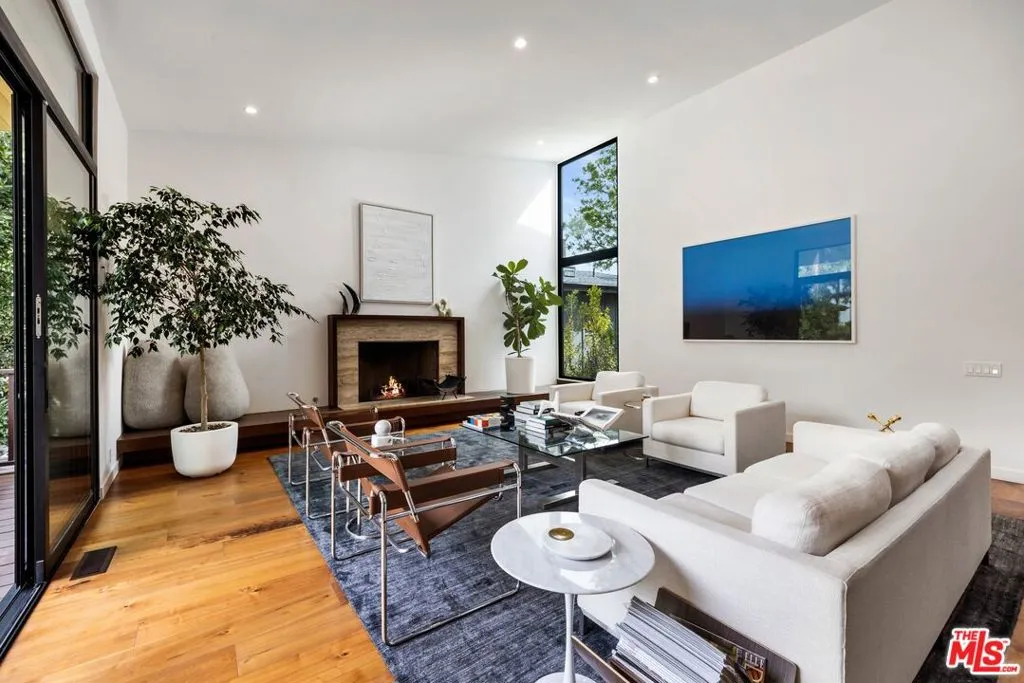 Los Angeles, California 90049, United States, 5 Bedrooms Bedrooms, ,4 BathroomsBathrooms,Residential,Active,80216