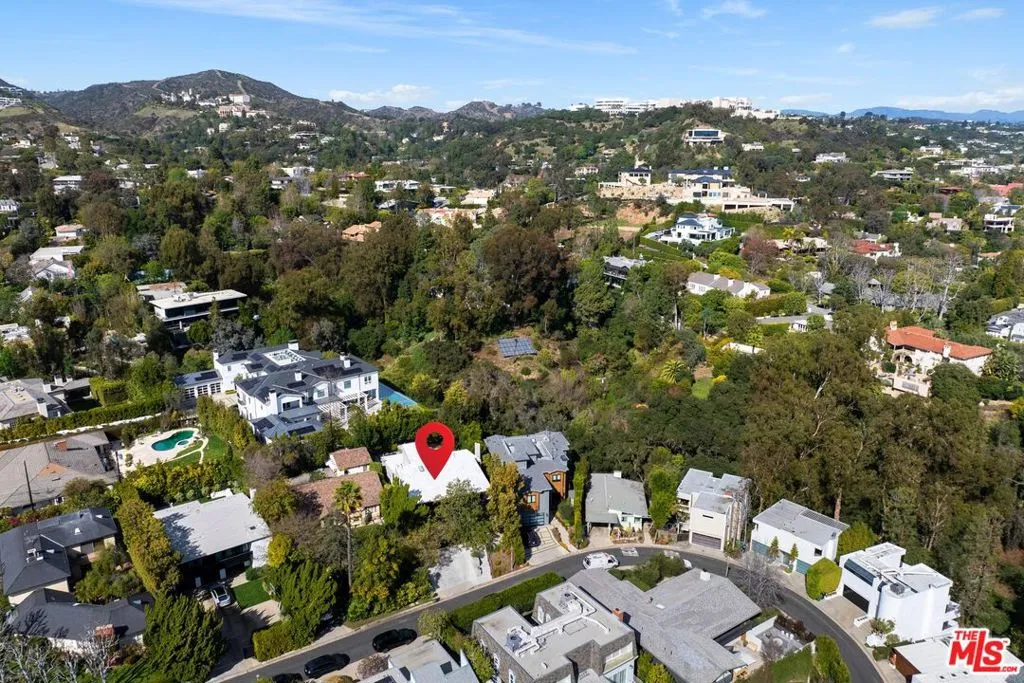 Los Angeles, California 90049, United States, 5 Bedrooms Bedrooms, ,4 BathroomsBathrooms,Residential,Active,80216