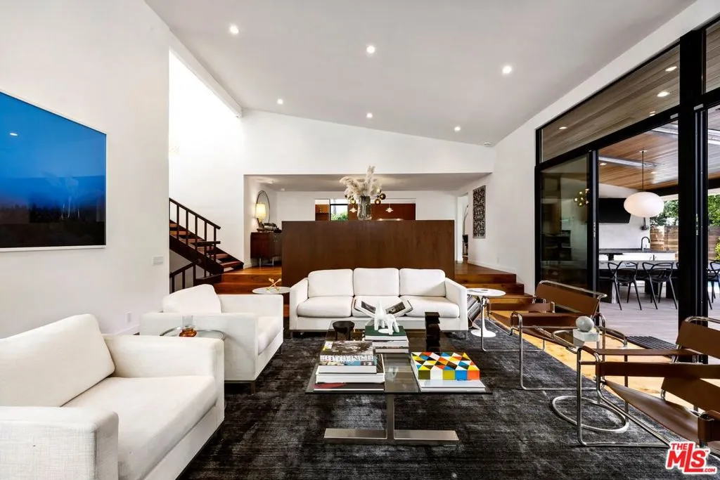 Los Angeles, California 90049, United States, 5 Bedrooms Bedrooms, ,4 BathroomsBathrooms,Residential,Active,80216