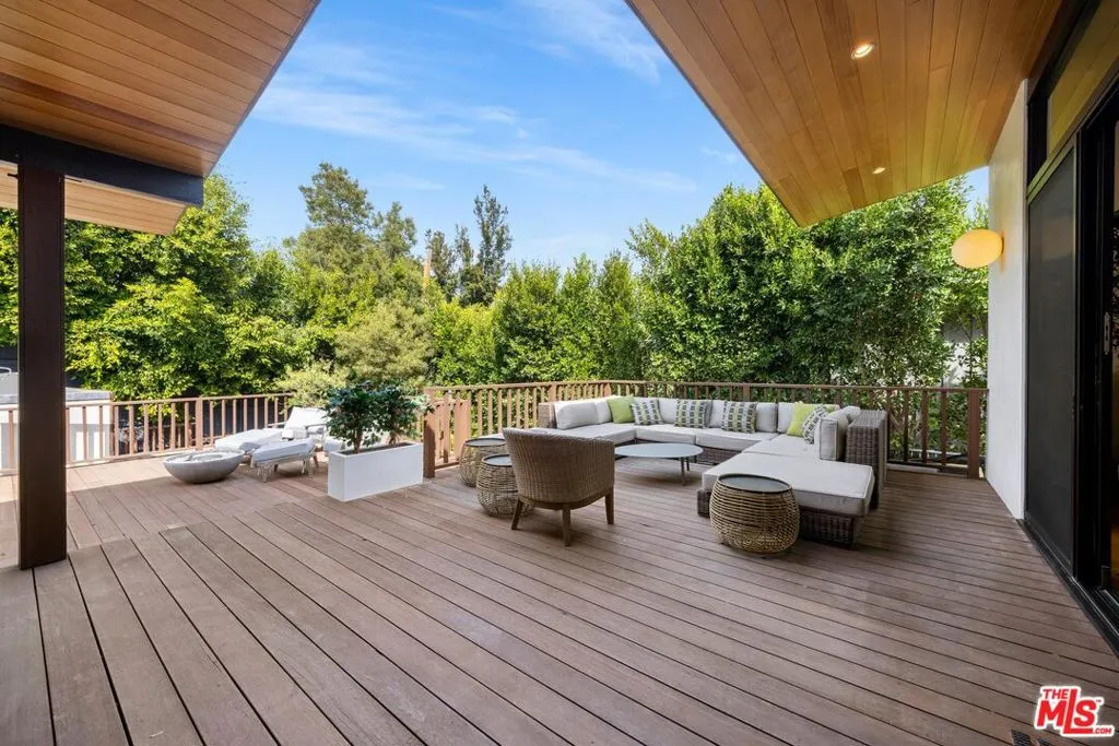 Los Angeles, California 90049, United States, 5 Bedrooms Bedrooms, ,4 BathroomsBathrooms,Residential,Active,80216