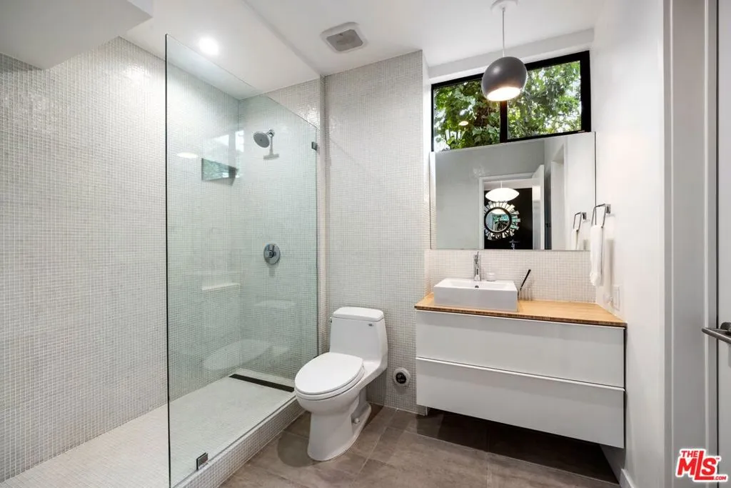 Los Angeles, California 90049, United States, 5 Bedrooms Bedrooms, ,4 BathroomsBathrooms,Residential,Active,80216