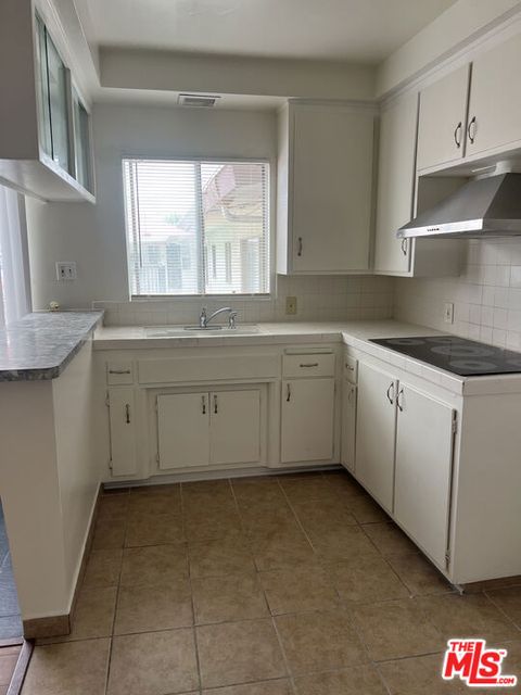 Photo of 620 Edgewood Street, Inglewood, CA 90302 (MLS # 25556683)