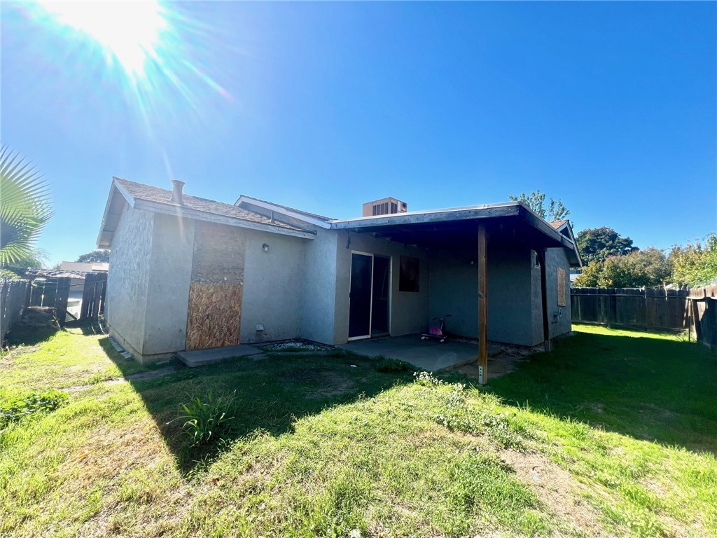 Main image without alt text