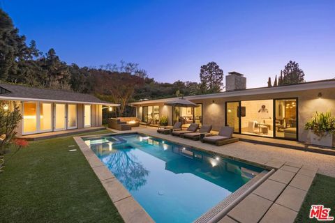 Photo of 11401 Dona Evita Drive, Studio City, CA 91604 (MLS # 26640499)