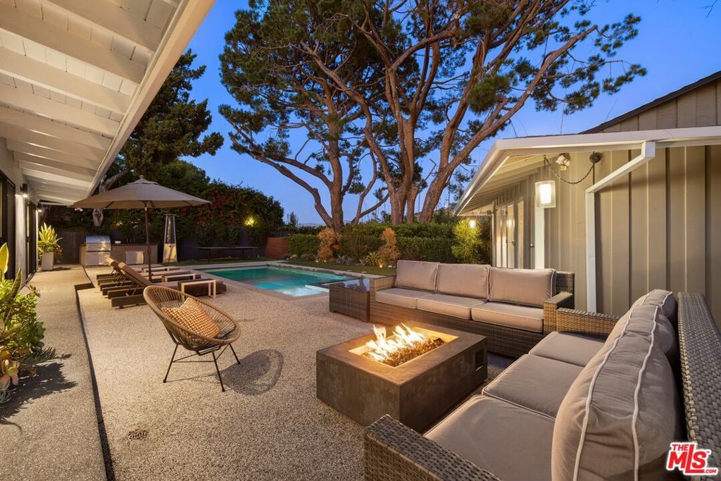 Photo of 11401 Dona Evita Drive, Studio City, CA 91604 (MLS # 26640499)