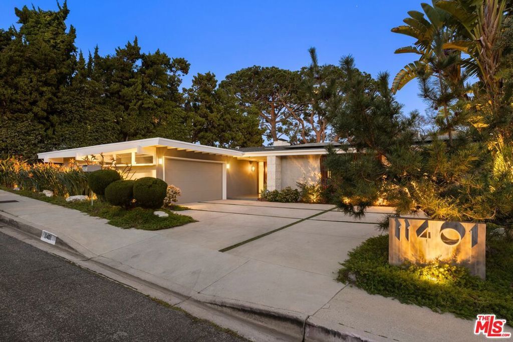 Photo of 11401 Dona Evita Drive, Studio City, CA 91604 (MLS # 26640499)