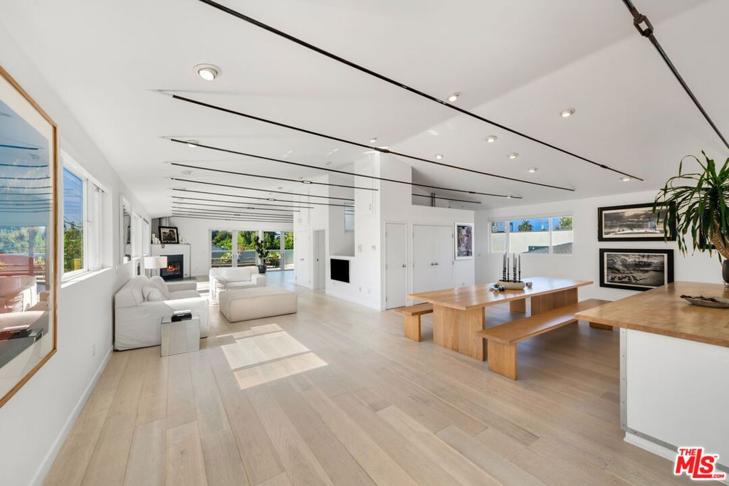 Photo of 633 Santa Clara Avenue, Venice, CA 90291 (MLS # 26635061)