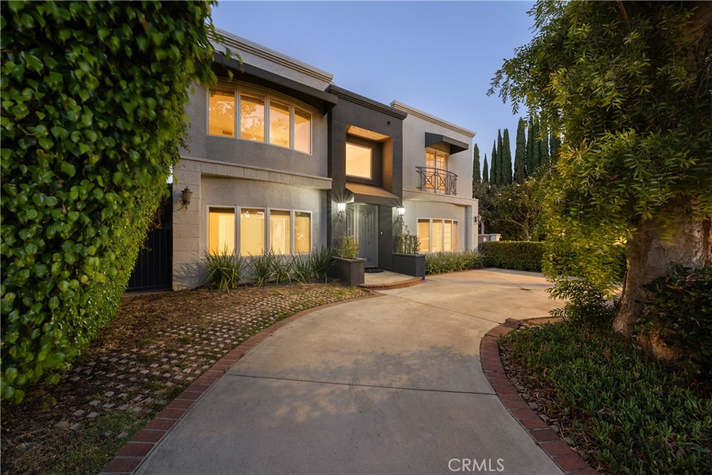 Situated on a quiet tree-lined street in the flats of Beverly Hills, this stately home stands prominently on a desirable corner lot. Double doors welcome you into a grand foyer highlighted by soaring double height ceilings and a timeless curving staircase. At the heart of the home lies the chef’s kitchen, outfitted with top-of-the-line appliances and a butler’s pantry, it opens to a spacious breakfast nook and inviting family room with French doors that lead out to the backyard. Outside, mature privacy hedges envelop the grassy yard, creating an ideal retreat for relaxation, while a covered patio provides the perfect spot for al fresco dining. The sunken formal living room features a cozy fireplace and flows seamlessly into the formal dining room, where you’ll find additional French doors that invite you outside. Upstairs, four generously sized bedrooms await, including the expansive primary suite which boasts a private balcony, dual walk-in closets and a spa-inspired bathroom, complete with a soaking tub, large shower, water closet with bidet, dual vanities and a separate makeup vanity. Additional highlights include a main level ensuite bedroom, dedicated laundry room and detached two-car garage. Located just south of Wilshire Boulevard, you’ll find everything you need close by: top-rated schools, boutique shops, trendy restaurants and so much more.
