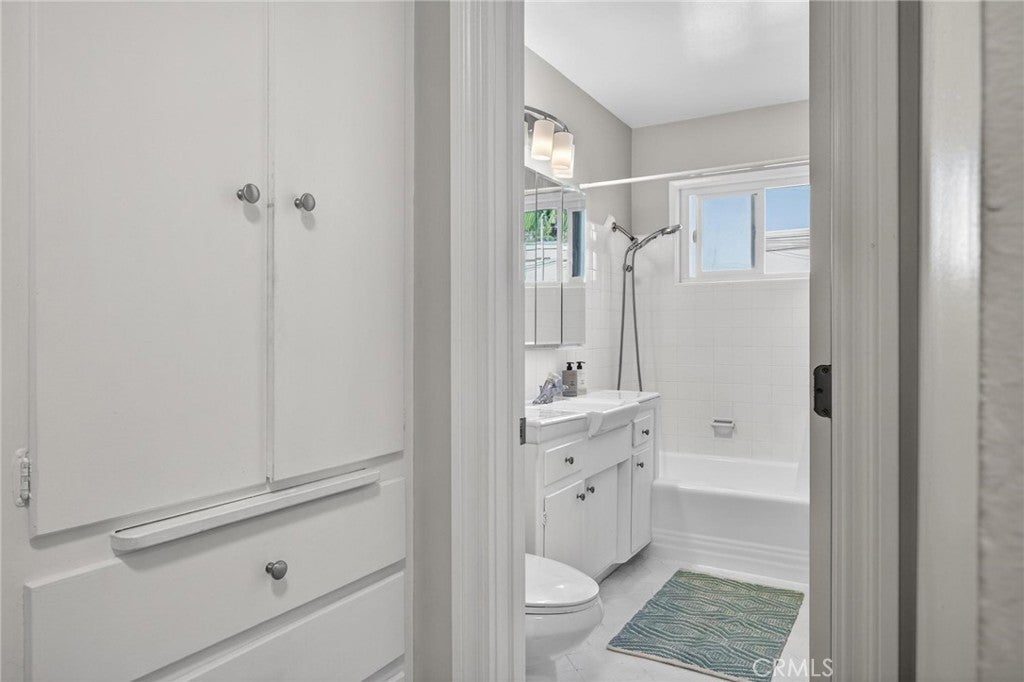 1057 E Appleton 10
