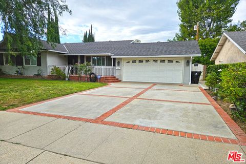 Photo of 22337 Cantara Street, Canoga Park, CA 91304 (MLS # 26827507)