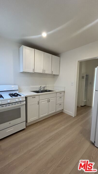 Charming Newly Remodeled Studio in Inglewood! This freshly remodeled studio at 202 N Locust St. offers a bright and modern living space with new floors, paint, and updated bathroom. Perfectly designed for comfort and functionality, it's ideal for anyone looking for a move-in ready home.Enjoy the convenience of on-site laundry, making everyday living easier. Located in the heart of Inglewood, you're close to local shops, dining, and easy access to freeways.A perfect blend of style, convenience, and affordabilityschedule your tour today!