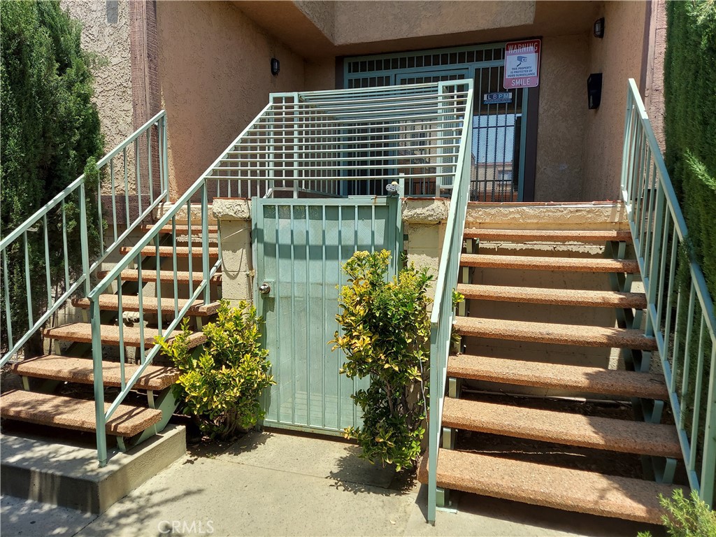 Quiet complex large front end unit, family oriented neighborhood with private side yard three level layout with 2 car garage, newly AC/and Heat
light cosmetic for sale as-is, Please call for showing appointment. direct access thru automatic gate to garage unit and also main street door,
show it by appointment only.