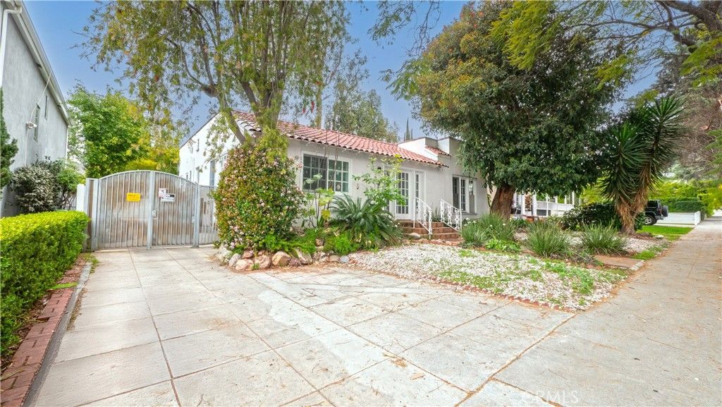 Photo of 1541 N Stanley Avenue, Los Angeles, CA 90046 (MLS # BB25042364)