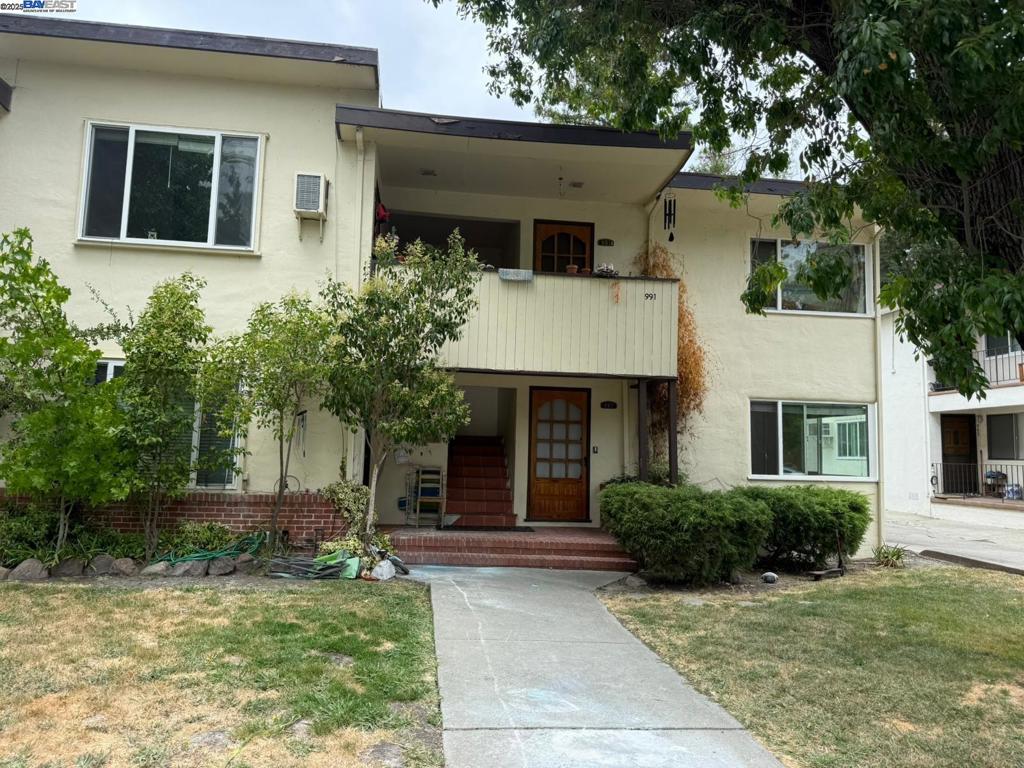 Close to the reservoir, downtown Lafayette, BART and shopping/dining on a sunny, private cul-de-sac. Clean and quiet. Sunny kitchen. Double paned windows. Modest home in a modest location, reflective of price. Spacious, clean bathroom, conscientious landlord. Smal garage on-site (assigned, not adequate for parking but wonderful for storage). One assigned parking spot. Inquire for additional details. Apply with RentSpree https://apply.link/zsSF0mY