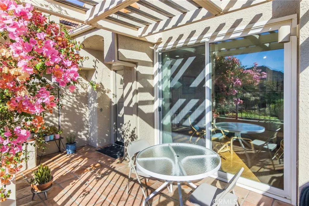 Chatsworth, California 91311, United States, 2 Bedrooms Bedrooms, ,3 BathroomsBathrooms,Residential,Active,244526