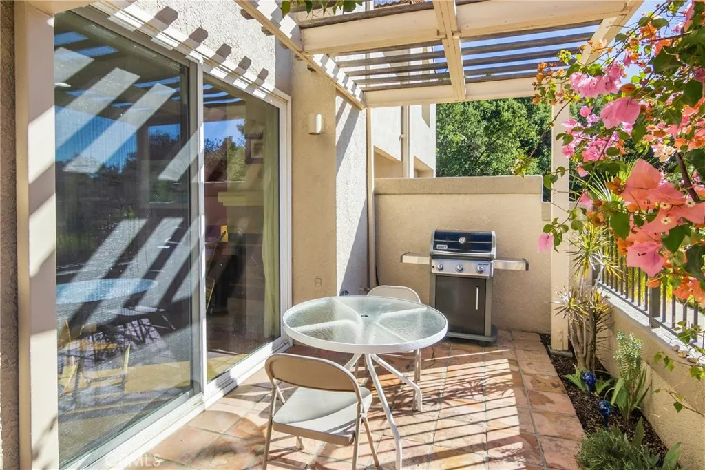 Chatsworth, California 91311, United States, 2 Bedrooms Bedrooms, ,3 BathroomsBathrooms,Residential,Active,244526