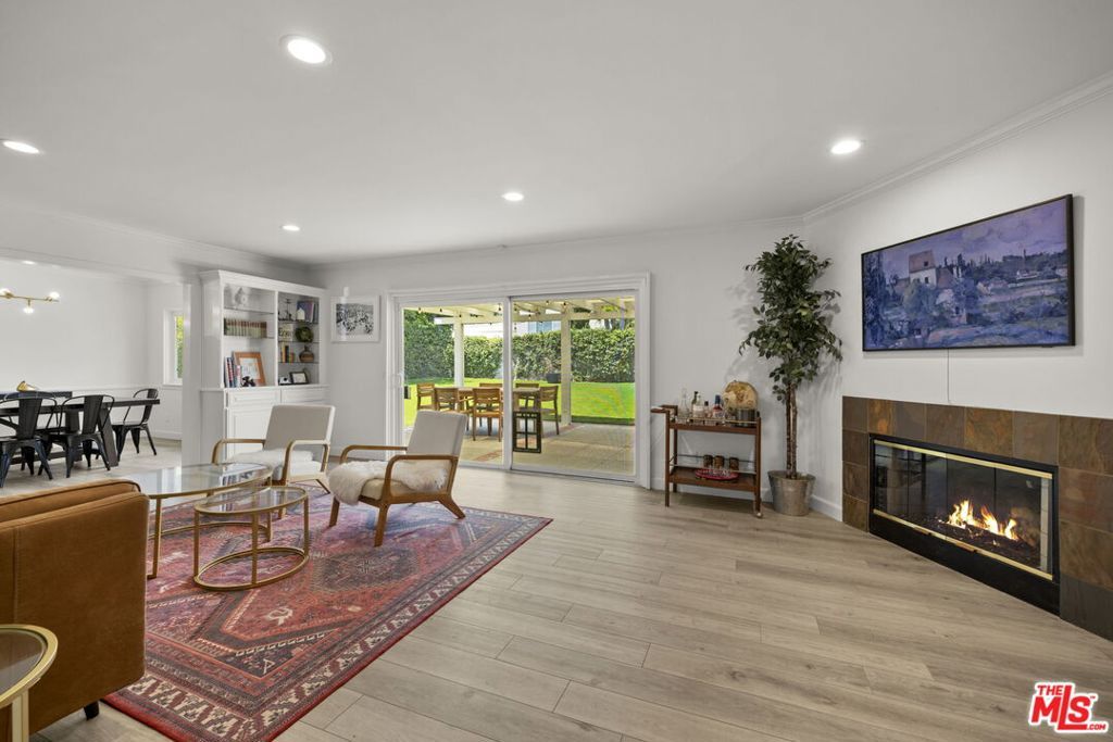 Photo of 4135 Picasso Avenue, Woodland Hills, CA 91364 (MLS # 25604371)