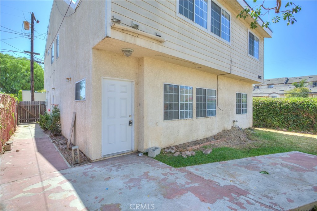 Spacious Residence – 4 Bedrooms, 3 Bathrooms
Located in the Long Beach Unified School District
Key Highlights:
First Floor: 1 bedroom, 1 bathroom
Second Floor: 3 bedrooms, 2 bathrooms, and a bright, modern kitchen
Third Floor: A cozy, private balcony — great for relaxing and enjoying the view
Additional Details:
New stove, dishwasher & AC
New roof deck
Attached 2-car garage
Tenant pays all utilities
No pets allowed
Prime Alamitos Heights Location:
* Extremely walkable — just a few blocks to the beach, Alamitos Bay Marina, Belmont Shore shops, and scenic Bluff Park
* Close to Shoreline Village, Pine Avenue dining and nightlife, and casual beach cafés
Commuter-Ready:
* Easy access to I-405, CA-1, and Metro routes