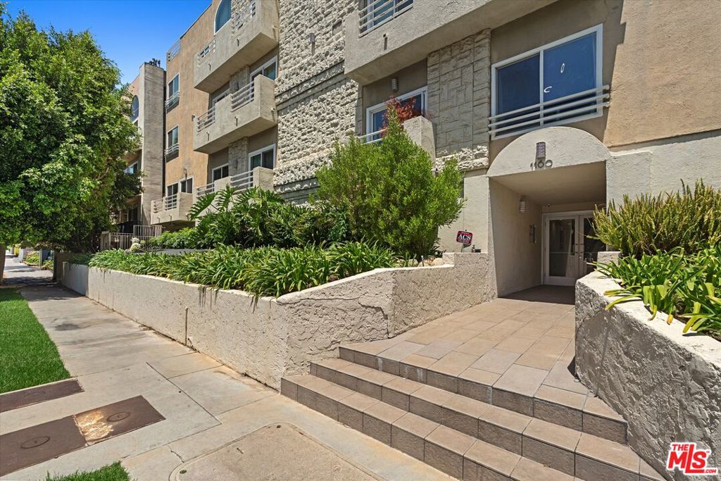 Photo of 1160 Granville Avenue #108, Los Angeles, CA 90049 (MLS # 26865607)