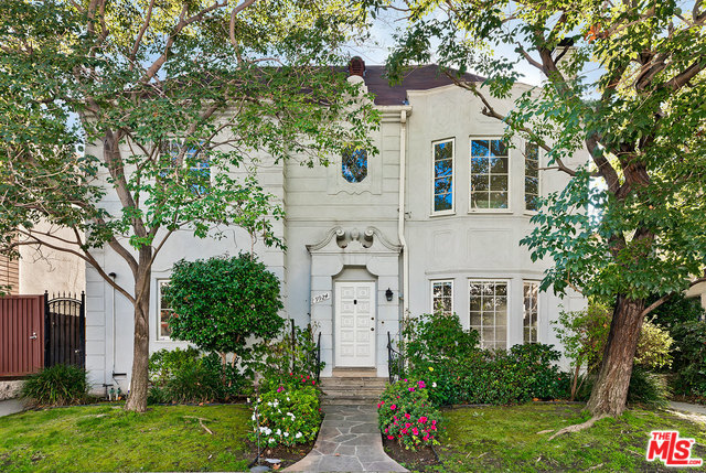 Classic Condo in Prime Beverly Hills Neighborhood!Charming 2 bedroom, 1 bath condo in Prime Beverly Hills. Light and bright with beautiful hardwood floors and character details. Living room has gas fireplace and large windows allowing for ample natural light. Kitchen has newer appliances and the formal dining room is ideal for entertaining. Welcome Home!