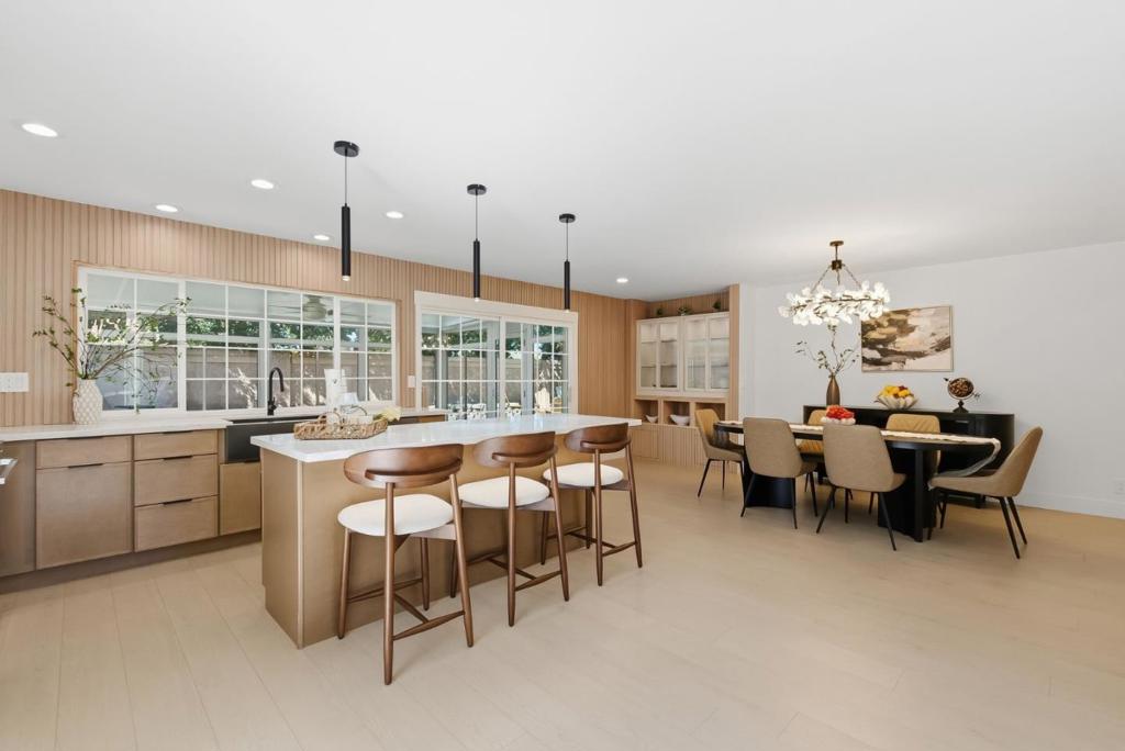 5019 Avenida De Lago
