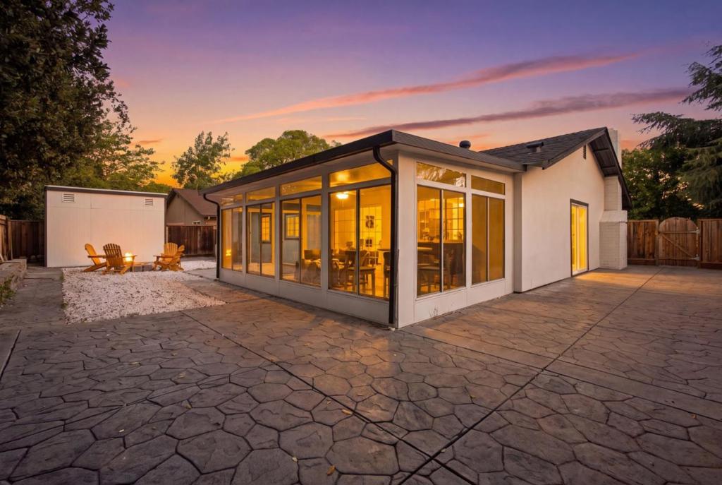 5019 Avenida De Lago