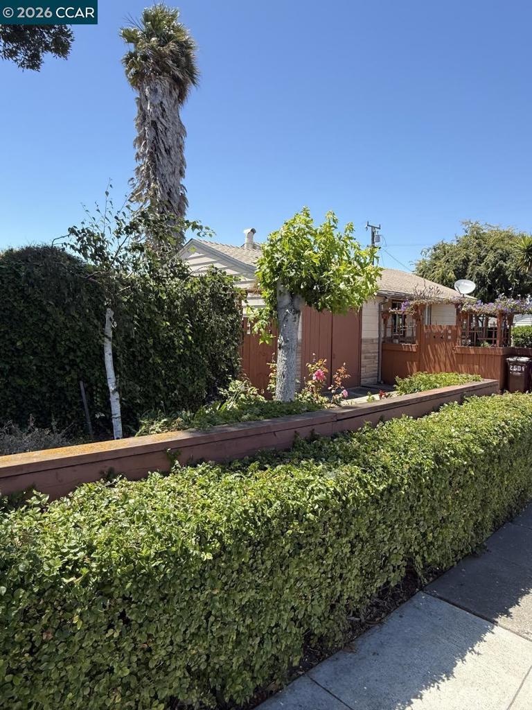 2501 MacArthur Ave
