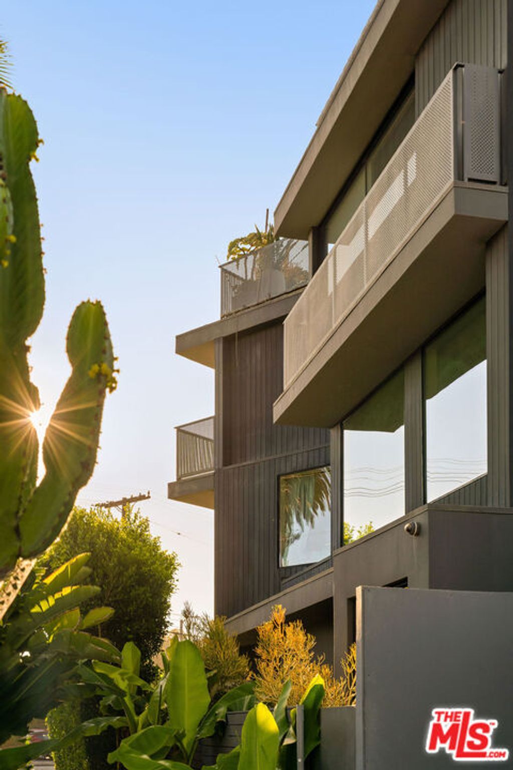 Photo of 407 Rialto Avenue, Venice, CA 90291 (MLS # 25553629)