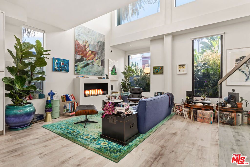 Photo of 407 Rialto Avenue, Venice, CA 90291 (MLS # 25553629)