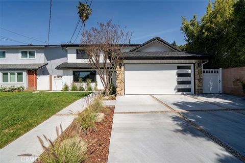 Photo of 13925 Branton Place, Sherman Oaks, CA 91423 (MLS # SR26137396)