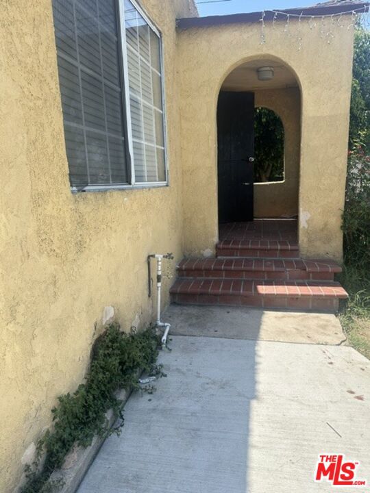 1216 E 84th Street, Los Angeles CA 90001
