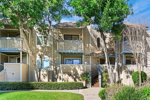 Photo of 9260 Towne Centre Dr Dr #17, San Diego, CA 92121 (MLS # 2601254SD)