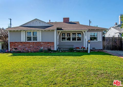 Photo of 5835 Radford Avenue, Valley Village, CA 91607 (MLS # 26640959)