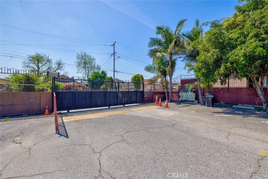 1437 E 61st