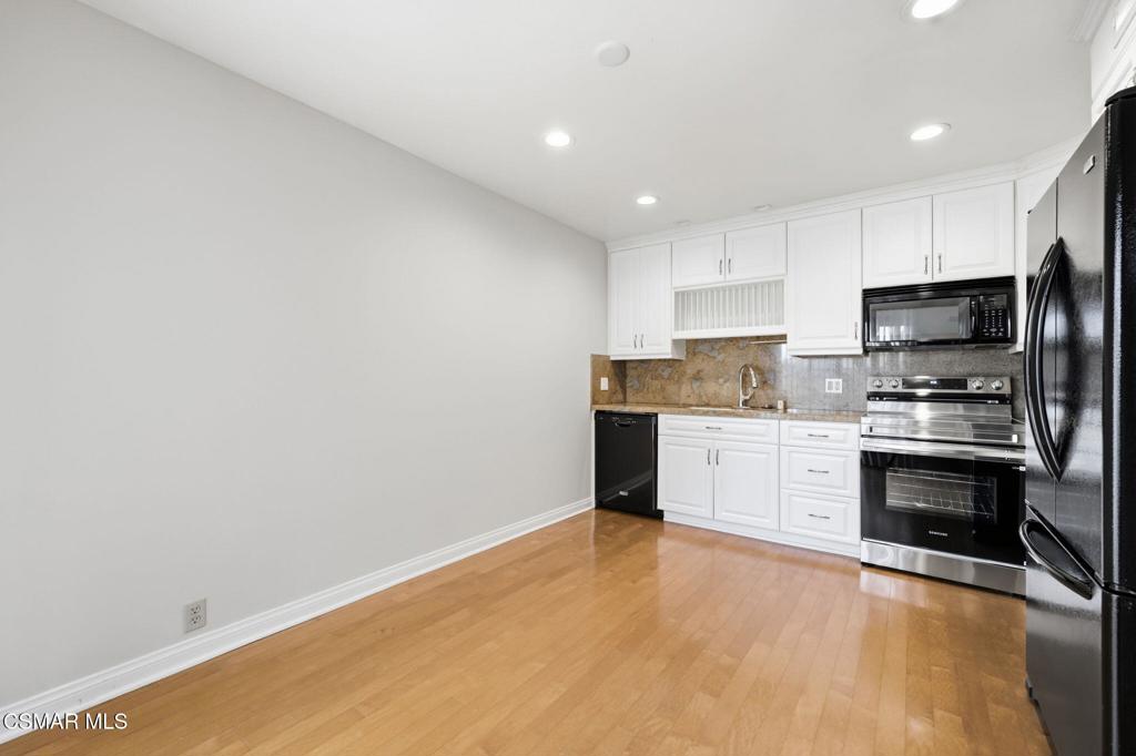 1805 E Avenida De Las Flores